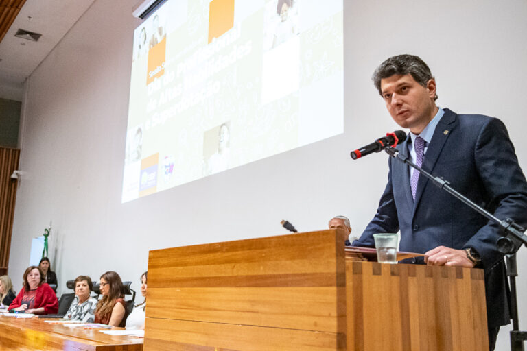 CLDF homenageia profissionais de altas habilidades e superdotação em sessão solene