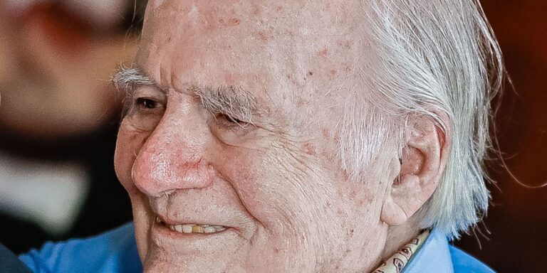 Morre Mino Carta, fundador das revistas Veja e Carta Capital