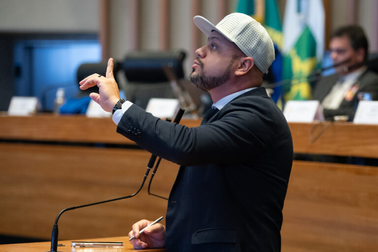 Deputados criticam fala de Ibaneis Rocha sobre negativa de compra do Banco Master pelo BRB