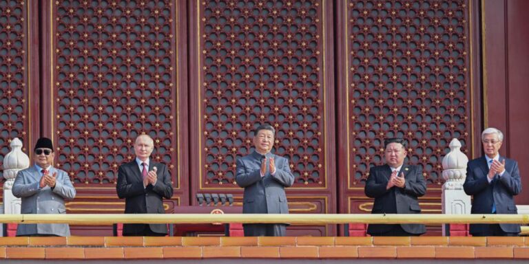 China faz desfile do Dia da Vitória e promete desenvolvimento pacífico
