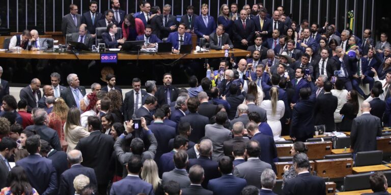 Câmara aprova urgência para projeto de anistia a golpistas
