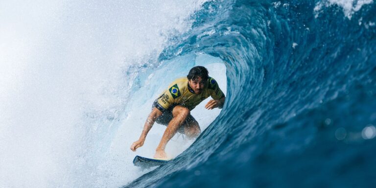 Yago Dora é campeão mundial de surfe profissional