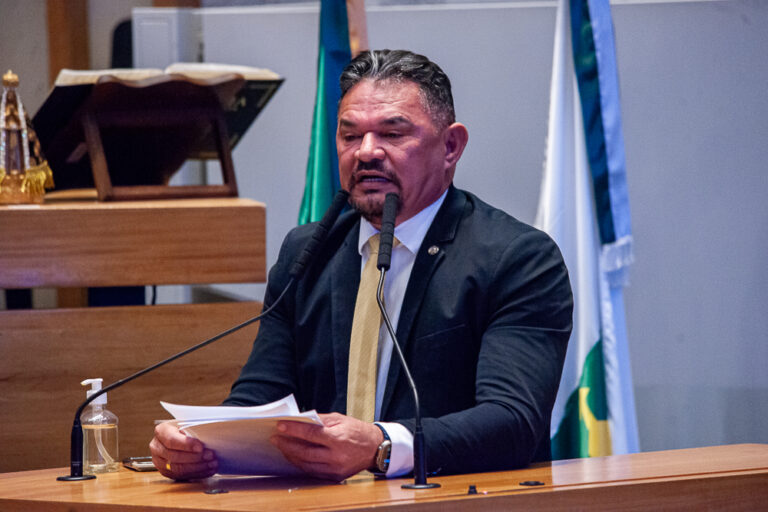 CLDF concede Título de Cidadão Honorário de Brasília ao médico Baelom Alves