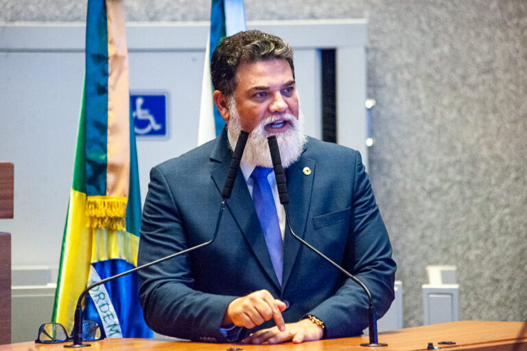 CLDF comemora os 20 anos do Sinproep com homenagem a professores de escolas particulares