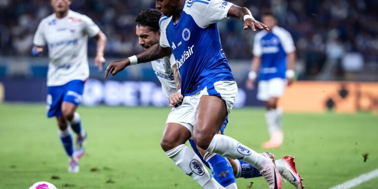 Cruzeiro vence e permanece na cola dos líderes do Brasileiro