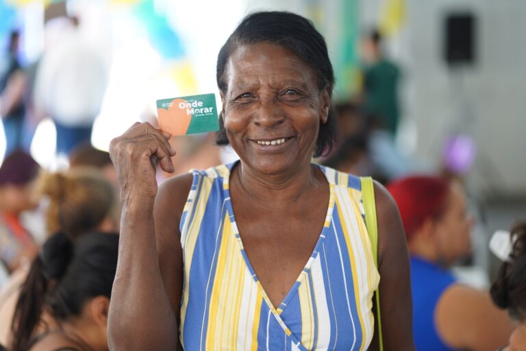 Cartões do Aluguel Social e escrituras de imóveis serão entregues a moradores de Aparecida de Goiânia