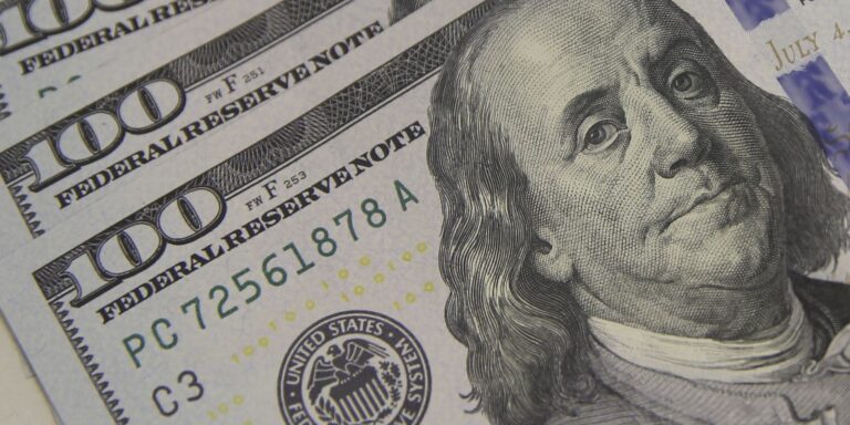 Dólar cai para R$ 5,46 com alívio nas tensões entre EUA e China