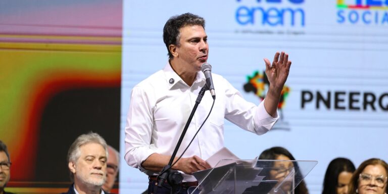 Ministro da Educação diz que professor tem que ser bem remunerado