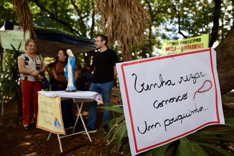 Brasília, DF 09/11/2025 - O grupo de oração Legião de Maria, da Paróquia Nossa senhora das Dores, do Cruzeiro Velho, cidade satélite de Brasília, oferece benção e oração para candidatos que irão fazer a prova desse primeiro dia de prova do Enem Foto: Fabio Rodrigues-Pozzebom/ Agência Brasil