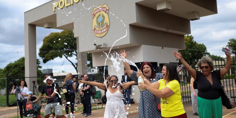 Manifestantes favoráveis e contrários a Bolsonaro fazem atos na PF