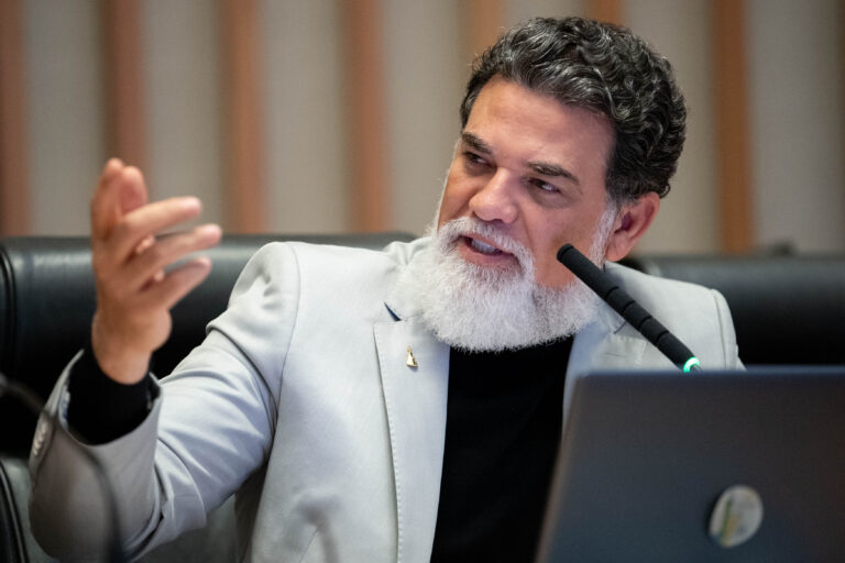 Projeto de lei garante materiais de proteção a monitores e educadores sociais voluntários