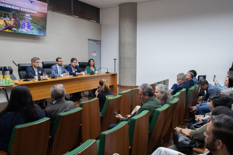 Câmara Legislativa exalta agronegócio do DF com homenagem a engenheiros agrônomos