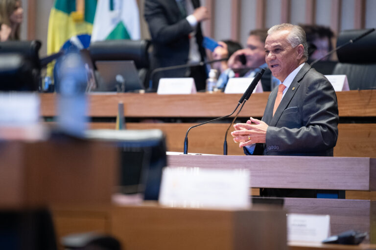 Projeto de lei mantém gratificação a professores remanejados