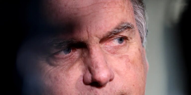 Bolsonaro tem crise de soluço e passa por atendimento médico na prisão