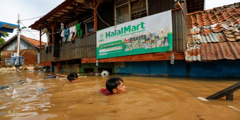 Mortes por enchentes na Ilha de Sumatra ultrapassam 900