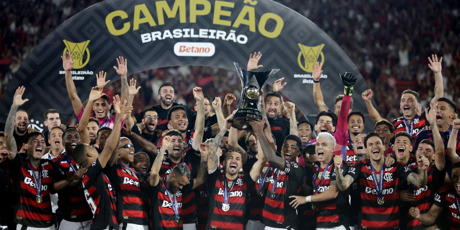 Flamengo vence o Ceará, conquista o Brasileirão pela 8ª vez e coroa semana mágica; torcida comemora até em Curitiba