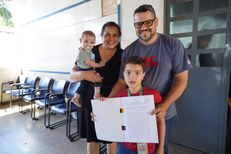 Mais de 400 famílias de Inhumas e Palmeiras recebem benefícios habitacionais