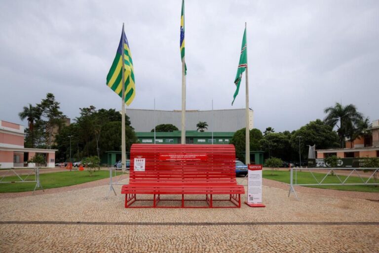 Banco Vermelho é inaugurado em Goiânia – símbolo representa combate à violência contra a mulher