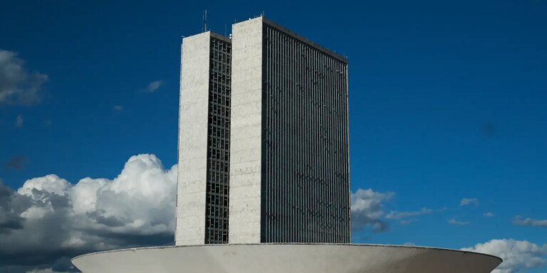 Câmara cancela passaporte diplomático de Eduardo Bolsonaro e Ramagem