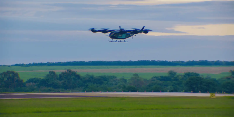 Eve, da Embraer, faz primeiro voo do protótipo de "carro voador"