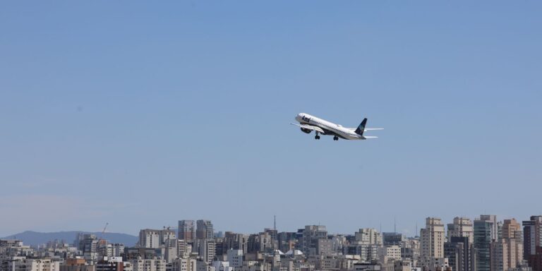 Preço médio das passagens aéreas cai 20% em novembro