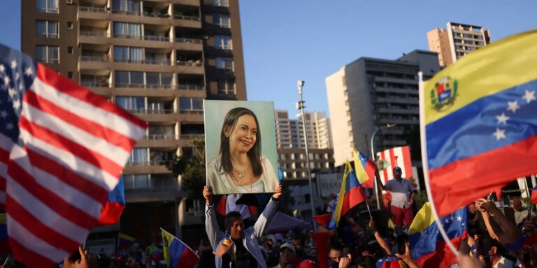 Descartada por Trump, Corina ataca Delcy e promete voltar à Venezuela