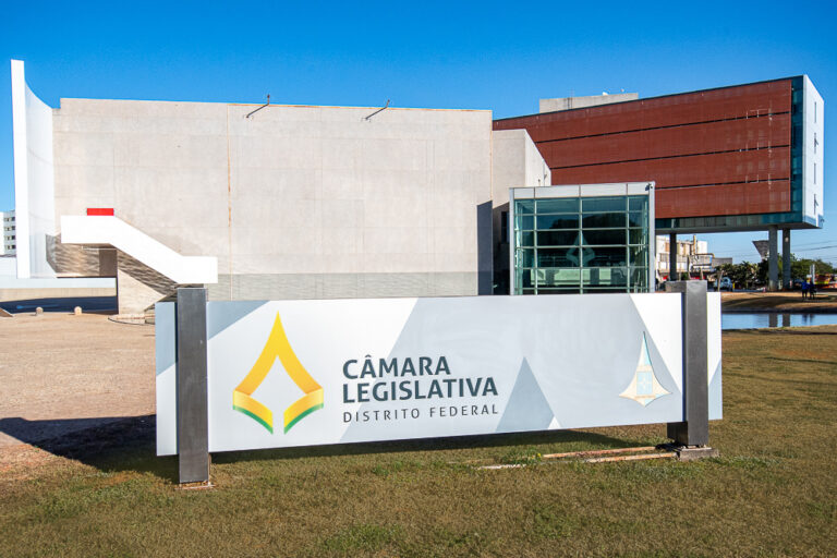 Pedidos de impeachment contra governador do DF são protocolados na CLDF