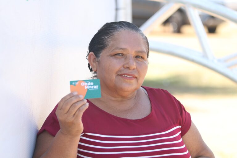 Escrituras e cartões do Aluguel Social são entregues à população no Nordeste goiano