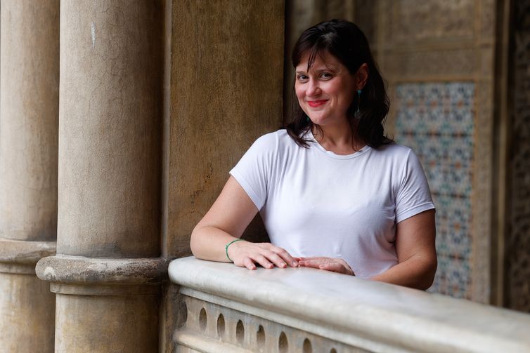 Rio de Janeiro (RJ), 10/02/2026 - Beatris Duqueviz, coordenadora adjunta do Programa Meninas e Mulheres na Ciência (PMMC). Fiocruz abre as portas para 150 alunas no Dia Internacional das Meninas e Mulheres na Ciência, na sede da Fiocruz, em Manguinhos, zona norte da cidade.  Foto: Tânia Rêgo/Agência Brasil