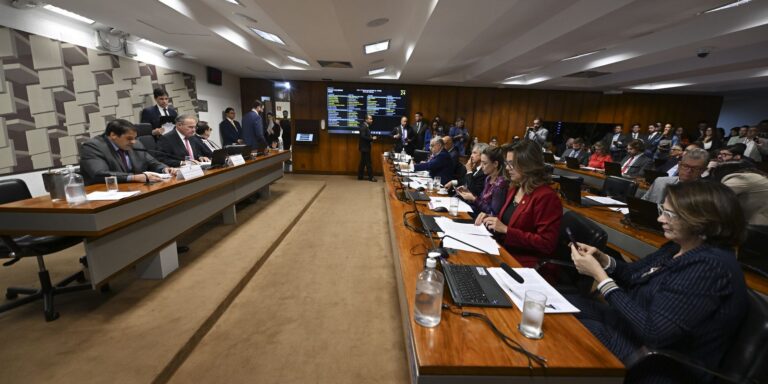 Senadores cobram CVM por suposta omissão no caso do Banco Master