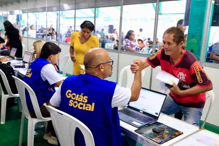 Moradores de Jataí recebem serviços gratuitos e benefícios do Goiás Social