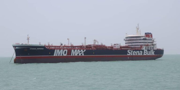 Irã pode fechar Estreito de Ormuz se bloqueio naval dos EUA persistir
