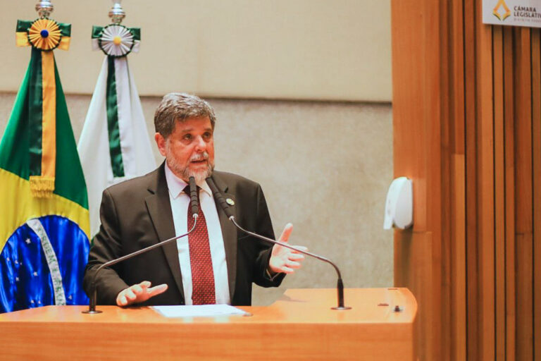 CLDF concede título de Cidadão Honorário de Brasília ao ministro Caputo Bastos