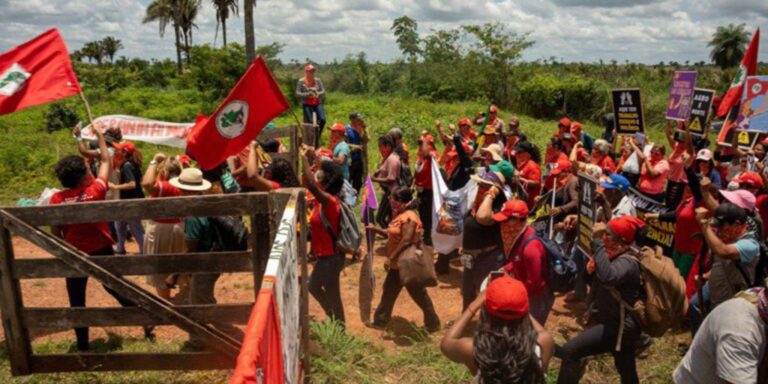 Contra violência e por reforma agrária, mulheres do MST ocupam terras