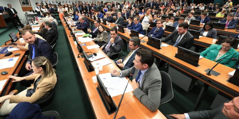 CCJ da Câmara retoma análise do fim da escala 6×1 nesta quarta