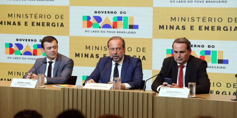 Governo cria subsídio de até R$ 0,89 para segurar preço da gasolina