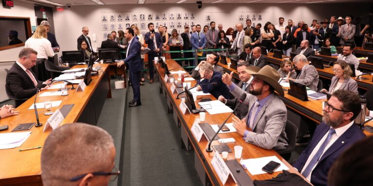 Conselho de Ética suspende três deputados por motim na Câmara