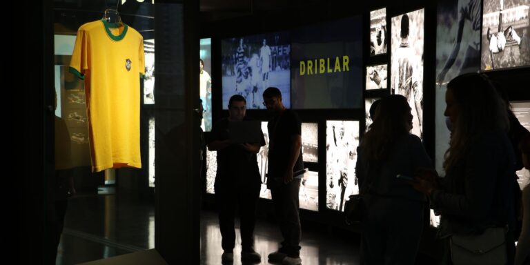 Museu do Futebol lança exposição sobre camisas da seleção brasileira