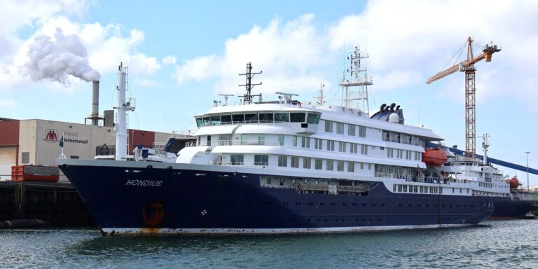 Navio de cruzeiro atingido por hantavírus retira passageiros doentes