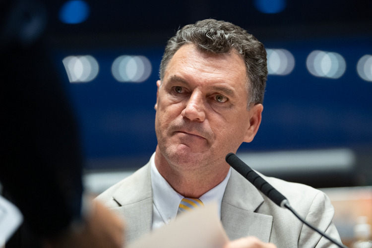 CLDF aprova piso salarial para tradutores e intérpretes de Libras