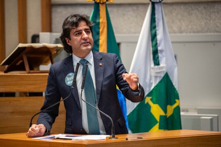 Gabriel Magno pede esclarecimentos à Secretaria de Educação sobre o EducaDF