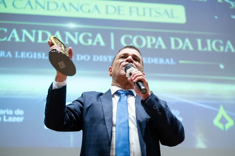 Jogadores e professores de futsal recebem homenagens e premiações na CLDF