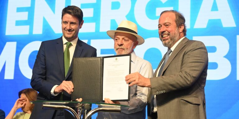 Governo renova contratos com distribuidoras de energia em 13 estados