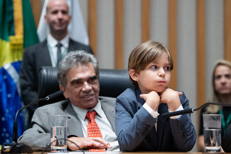 Rafael Mesquita Lopes recebe título de Cidadão Benemérito de Brasília e levanta bandeira da educação 
