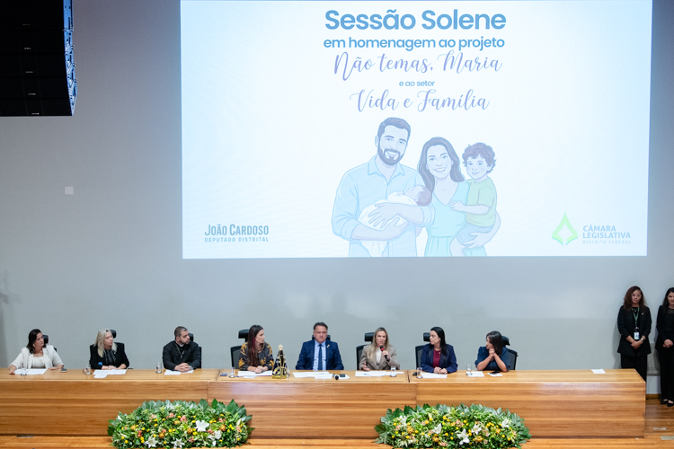CLDF homenageia projeto “Não Temas, Maria” por atuação no acolhimento de mulheres no DF