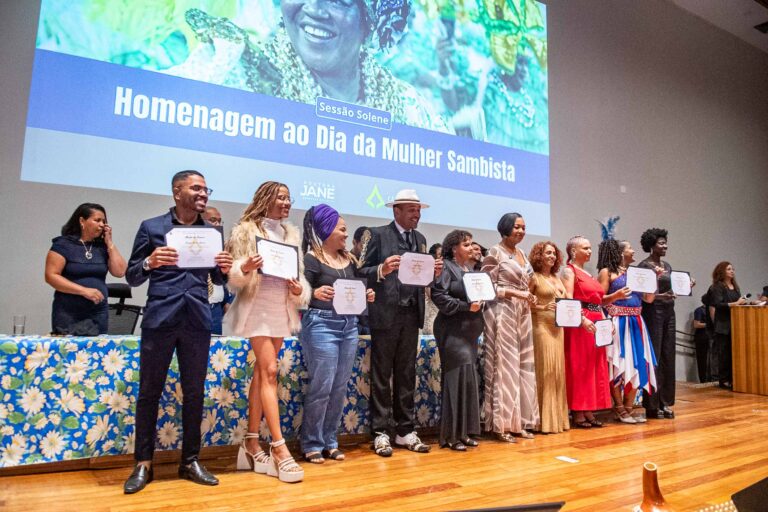 Mulheres sambistas são homenageadas e pedem valorização dos desfiles de samba do DF
