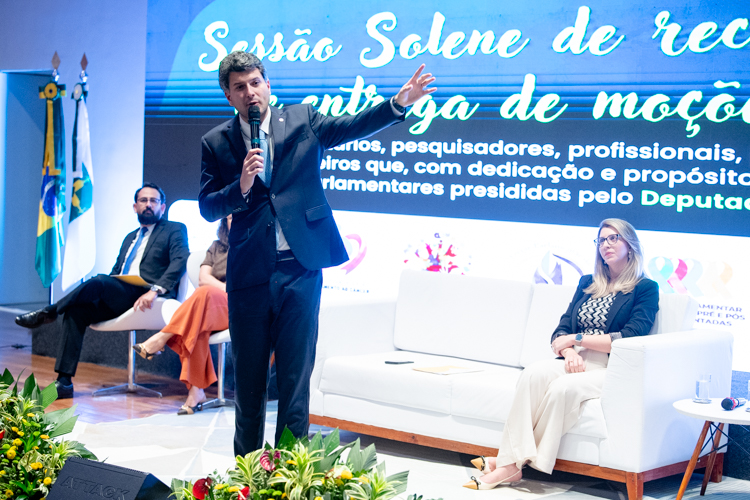 CLDF homenageia luta por inclusão e entrega primeira moção de louvor em braille em 35 anos