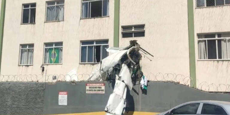 Avião de bimotor cai e bate em prédio em Belo Horizonte