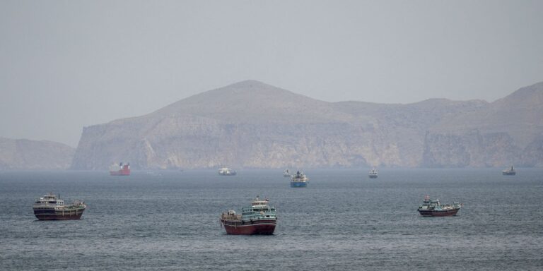 Petroleiro é atingido em Ormuz em meio a ataques entre Irã e EUA