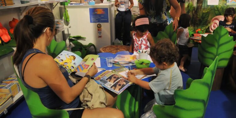 Estudo revela que 53% das famílias raramente leem para criança
